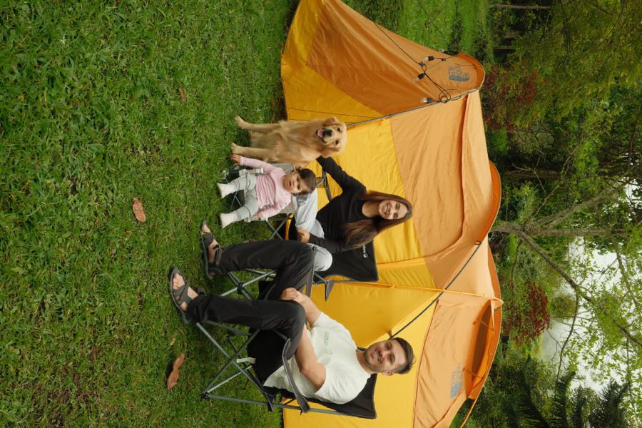 Familia acampando con su perro